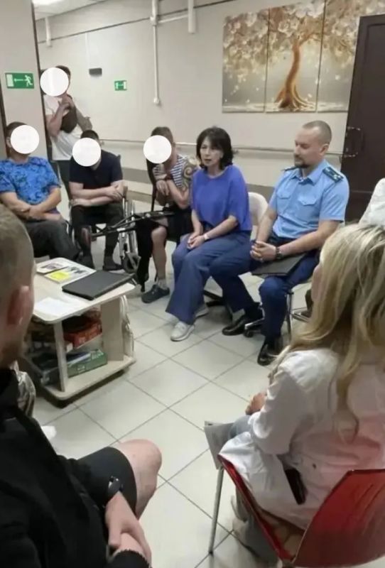 Сланцевским городским прокурором Александром Темиром совместно с социальным координатором государственного фонда «Защитники Отечества» Валентиной Бонько и ведущим юрисконсультом ГКУ ЛО «Государственное юридическое бюро...