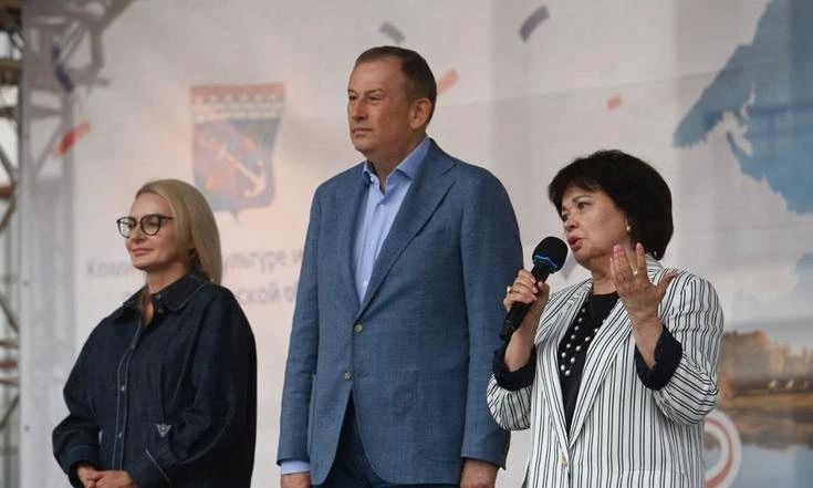 Тихвин передаёт статус Столицы «Серебряного ожерелья России» городу Кириллову Вологодской области, сообщил губернатор Ленинградской области Александр Дрозденко Тихвин передаёт статус Столицы «Серебряного ожерелья России» городу Кириллову Вологодской области, сообщил губернатор Ленинградской области Александр Дрозденко