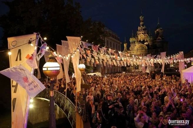 На трех мостах и в Петропавловской крепости в пятницу пели, танцевали и заряжались настроением на выходные На трех мостах и в Петропавловской крепости в пятницу пели, танцевали и заряжались настроением на выходные