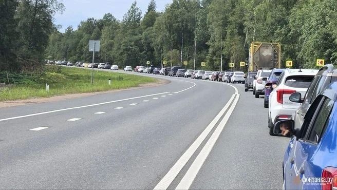 Многокилометровая пробка сковала проезд в Ивангород Многокилометровая пробка сковала проезд в Ивангород
