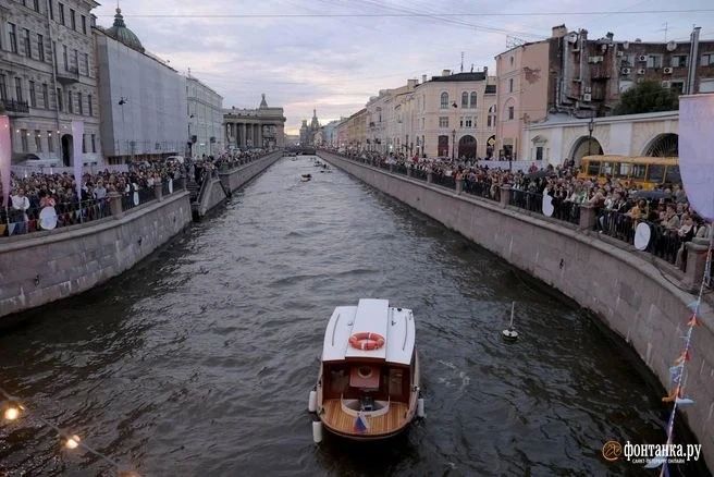 На трех мостах и в Петропавловской крепости в пятницу пели, танцевали и заряжались настроением на выходные На трех мостах и в Петропавловской крепости в пятницу пели, танцевали и заряжались настроением на выходные