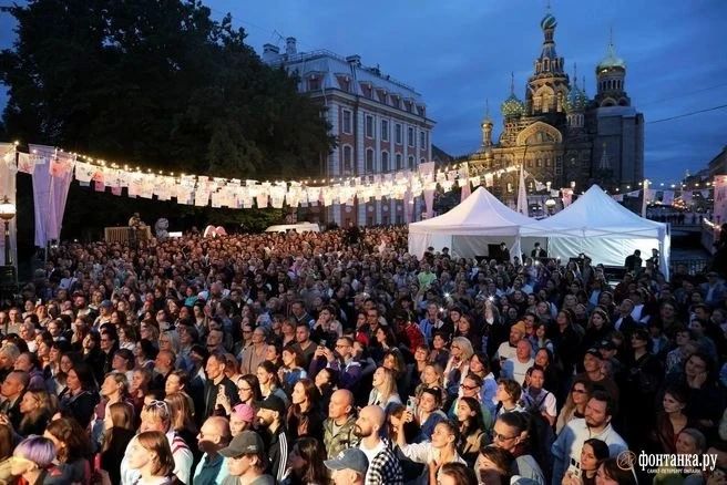 На трех мостах и в Петропавловской крепости в пятницу пели, танцевали и заряжались настроением на выходные На трех мостах и в Петропавловской крепости в пятницу пели, танцевали и заряжались настроением на выходные