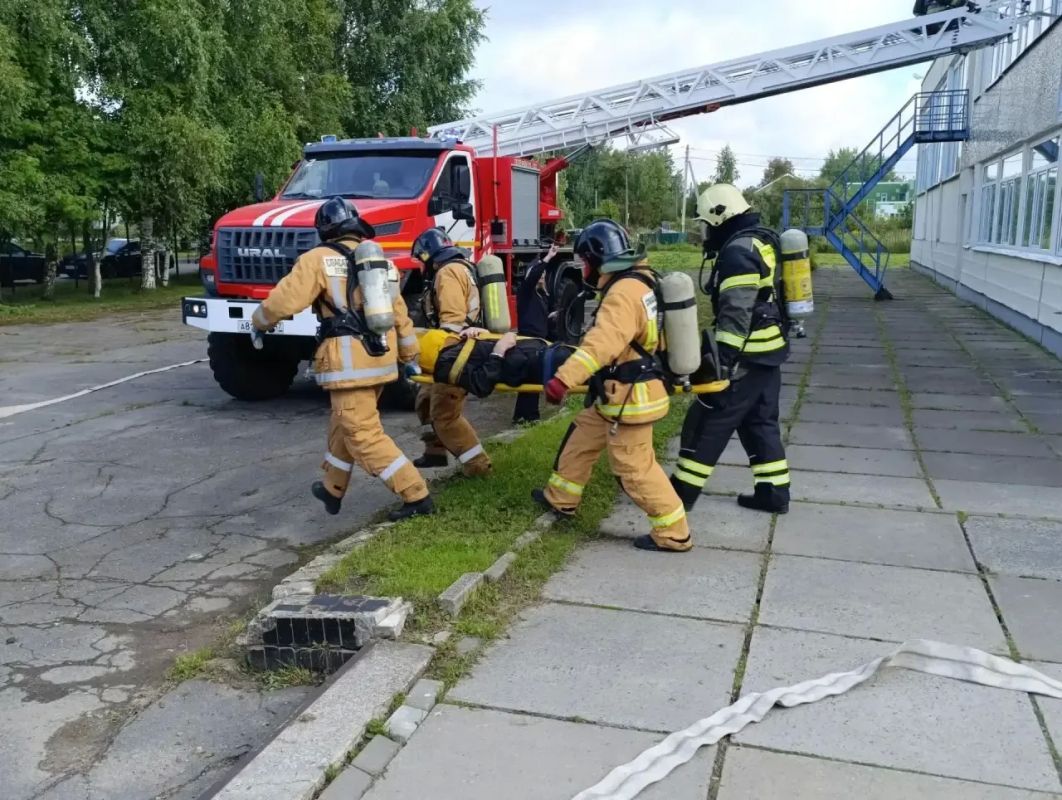 В поселке Молодцово прошли совместные учения по отработке действий сотрудников охраны и работников образовательных организаций при угрозе захвата заложников и нападении с использованием горючих жидкостей В поселке Молодцово прошли совместные учения по отработке действий сотрудников охраны и работников образовательных организаций при угрозе захвата заложников и нападении с использованием горючих жидкостей