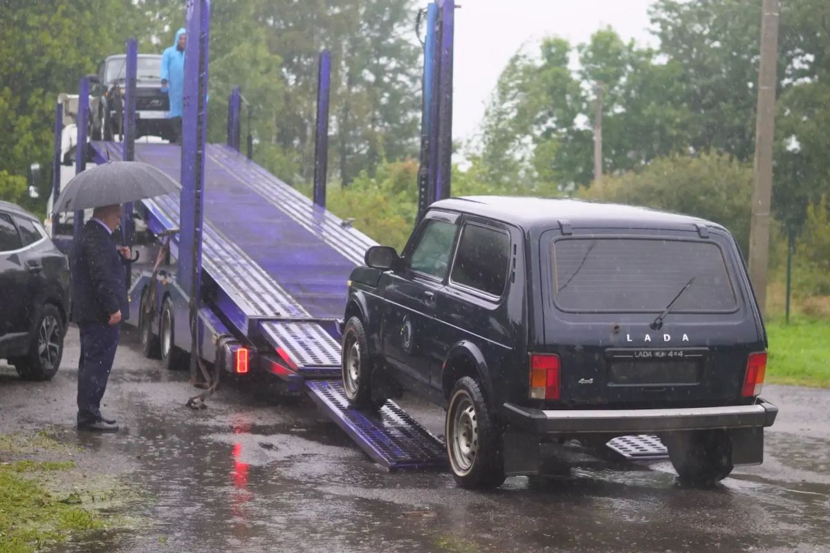 Восемь автомобилей LADA передали ремонтно-восстановительному батальону Восемь автомобилей LADA передали ремонтно-восстановительному батальону