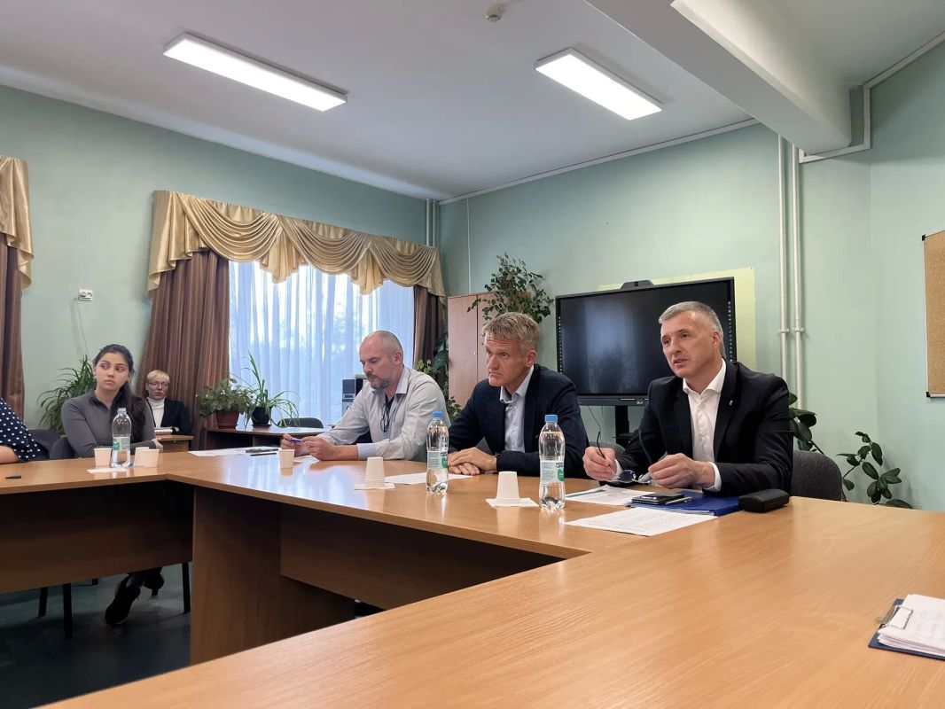 Рощинский центр образования продолжит работу в новом учебном году — об этом на встрече с педагогическим составом и родителями учеников заявил вице-губернатор по социальным вопросам Александр Кялин Рощинский центр образования продолжит работу в новом учебном году — об этом на встрече с педагогическим составом и родителями учеников заявил вице-губернатор по социальным вопросам Александр Кялин
