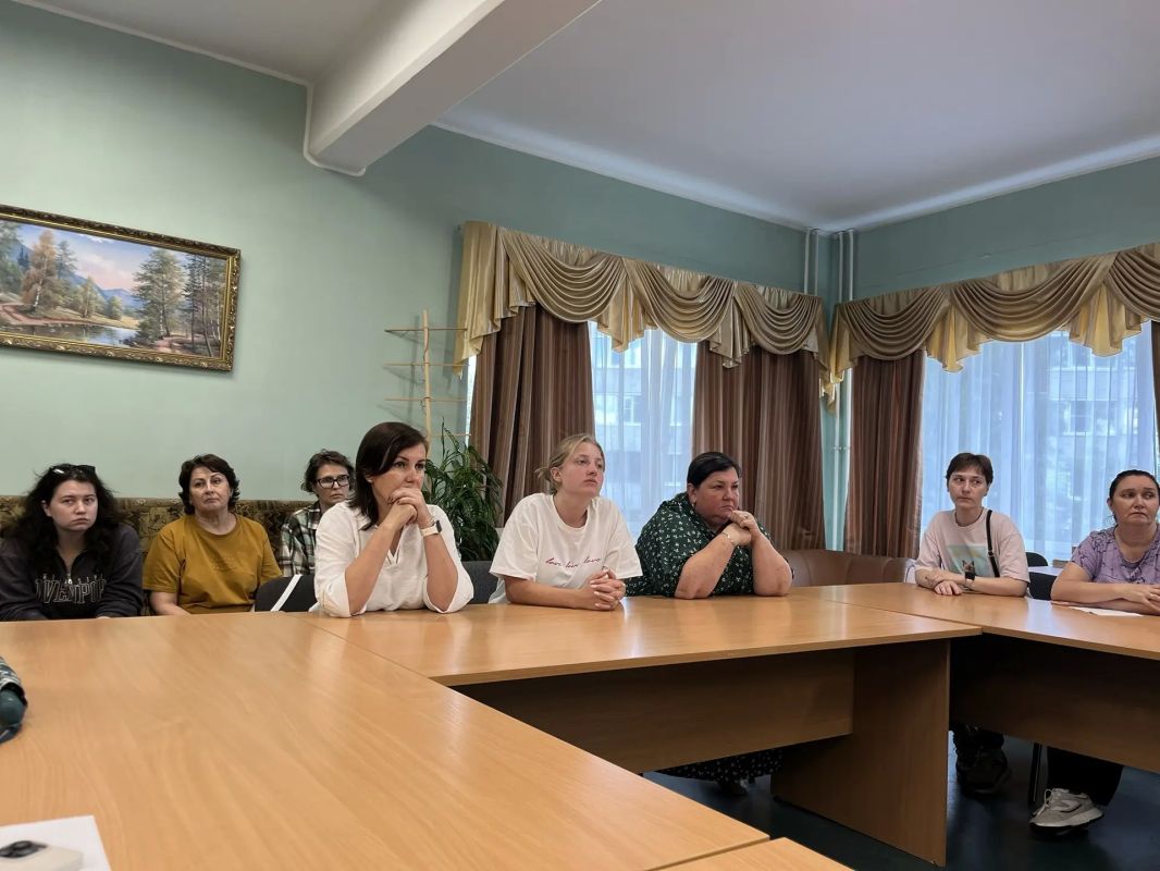 Рощинский центр образования продолжит работу в новом учебном году — об этом на встрече с педагогическим составом и родителями учеников заявил вице-губернатор по социальным вопросам Александр Кялин Рощинский центр образования продолжит работу в новом учебном году — об этом на встрече с педагогическим составом и родителями учеников заявил вице-губернатор по социальным вопросам Александр Кялин