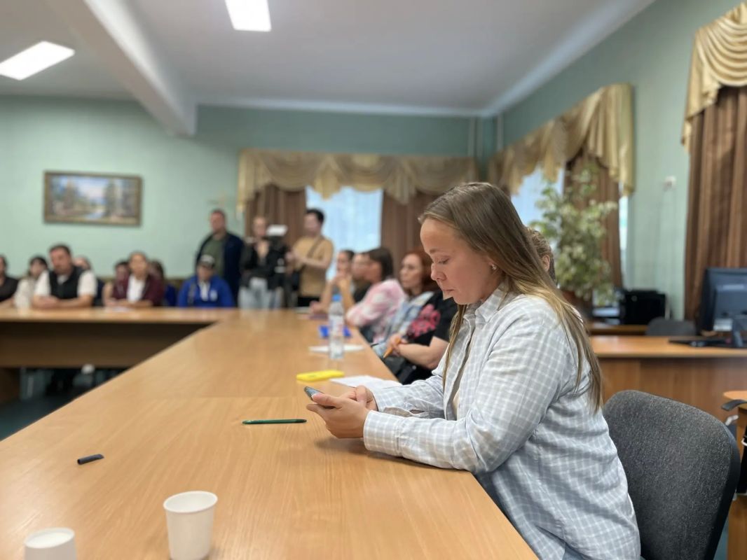 Рощинский центр образования продолжит работу в новом учебном году — об этом на встрече с педагогическим составом и родителями учеников заявил вице-губернатор по социальным вопросам Александр Кялин Рощинский центр образования продолжит работу в новом учебном году — об этом на встрече с педагогическим составом и родителями учеников заявил вице-губернатор по социальным вопросам Александр Кялин
