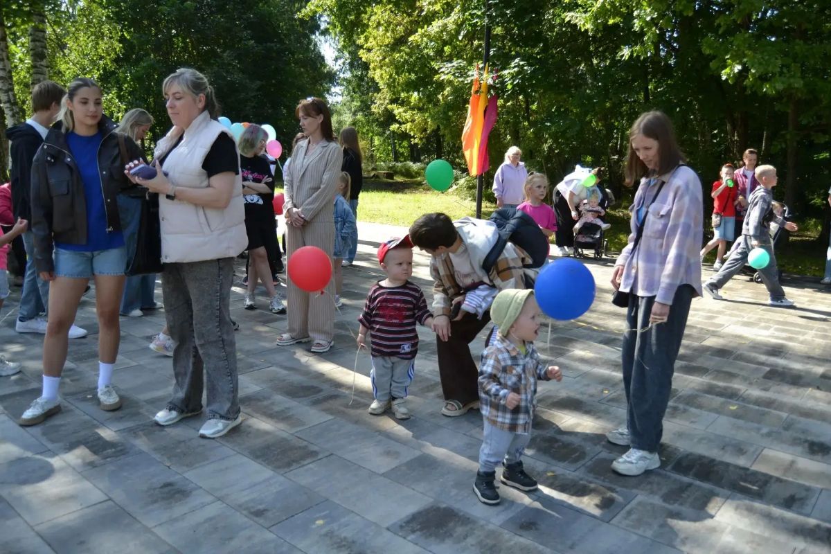 Поиграть в футбол и волейбол, позаниматься на уличных тренажёрах, покачаться на качелях — любимые занятия на новой благоустроенной территории в Кузьмоловском! Поиграть в футбол и волейбол, позаниматься на уличных тренажёрах, покачаться на качелях — любимые занятия на новой благоустроенной территории в Кузьмоловском!