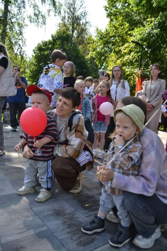 Поиграть в футбол и волейбол, позаниматься на уличных тренажёрах, покачаться на качелях — любимые занятия на новой благоустроенной территории в Кузьмоловском! Поиграть в футбол и волейбол, позаниматься на уличных тренажёрах, покачаться на качелях — любимые занятия на новой благоустроенной территории в Кузьмоловском!