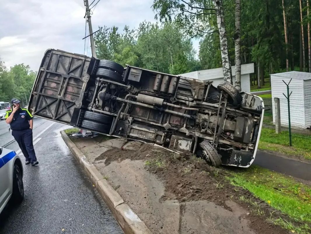 ДТП с рейсовым автобусом на Выборгском шоссе: пожарные «Леноблпожспас» работают вместе с экстренными службами ДТП с рейсовым автобусом на Выборгском шоссе: пожарные «Леноблпожспас» работают вместе с экстренными службами
