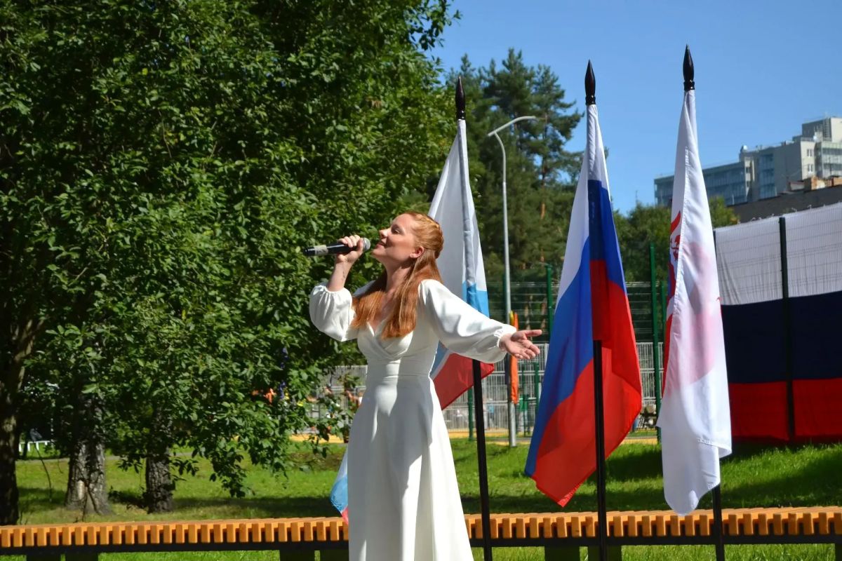 Поиграть в футбол и волейбол, позаниматься на уличных тренажёрах, покачаться на качелях — любимые занятия на новой благоустроенной территории в Кузьмоловском! Поиграть в футбол и волейбол, позаниматься на уличных тренажёрах, покачаться на качелях — любимые занятия на новой благоустроенной территории в Кузьмоловском!