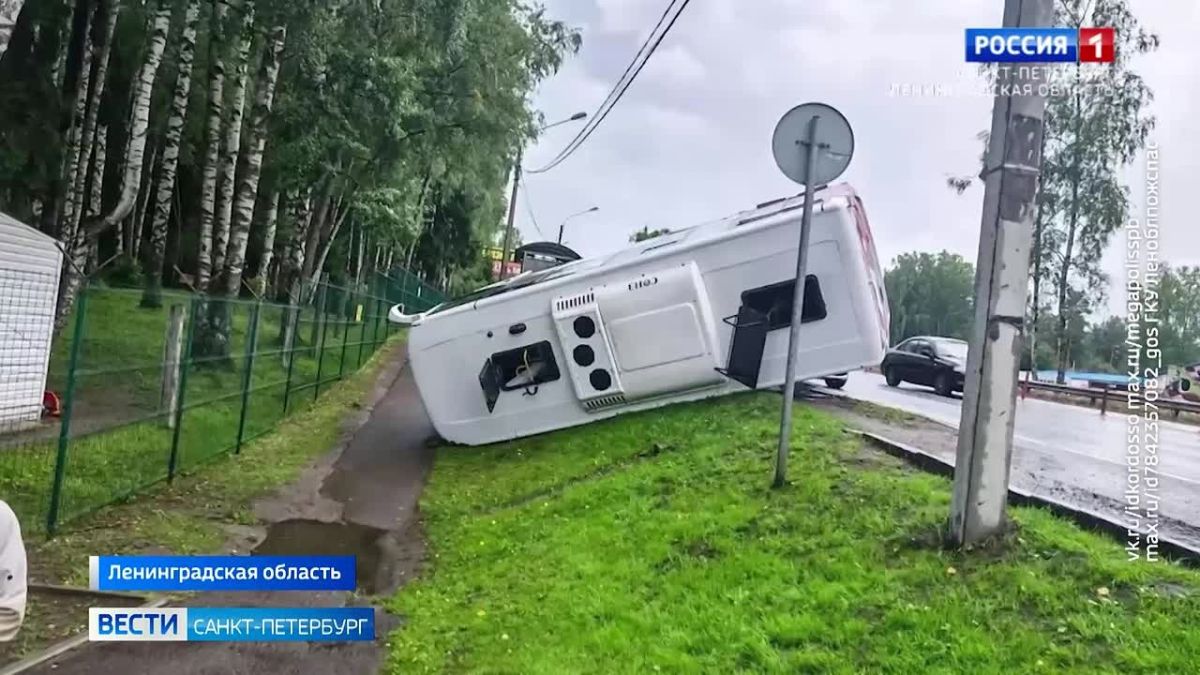 В Сертолово перевернулся автобус с пассажирами, есть пострадавшие