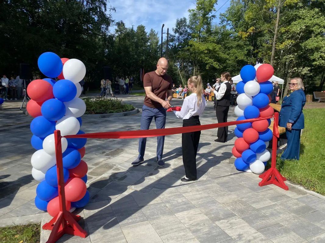 Поиграть в футбол и волейбол, позаниматься на уличных тренажёрах, покачаться на качелях — любимые занятия на новой благоустроенной территории в Кузьмоловском! Поиграть в футбол и волейбол, позаниматься на уличных тренажёрах, покачаться на качелях — любимые занятия на новой благоустроенной территории в Кузьмоловском!