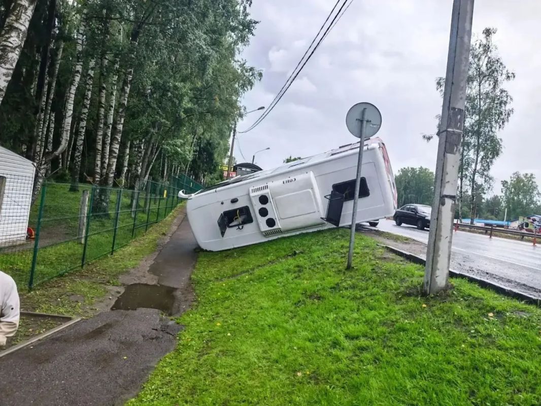 ДТП с рейсовым автобусом на Выборгском шоссе: пожарные «Леноблпожспас» работают вместе с экстренными службами ДТП с рейсовым автобусом на Выборгском шоссе: пожарные «Леноблпожспас» работают вместе с экстренными службами