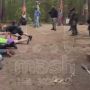 Лицом в пол лежат участники леворадикального закрытого музфеста в Ленобласти — силовики устроили рейд, задержали около 100 человек и ищут наркотики