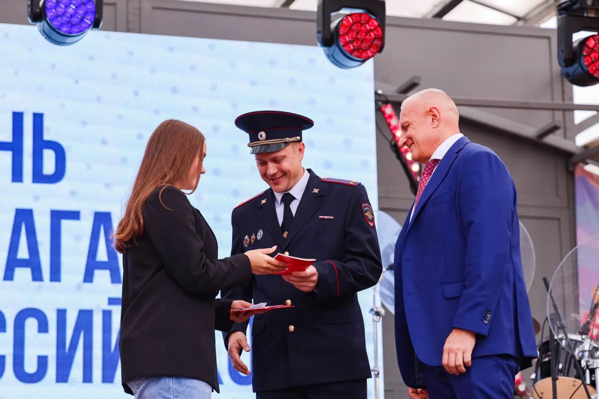 В День флага в Тихвине наградили достойных: от паспортов до побед в ГМТО В День флага в Тихвине наградили достойных: от паспортов до побед в ГМТО