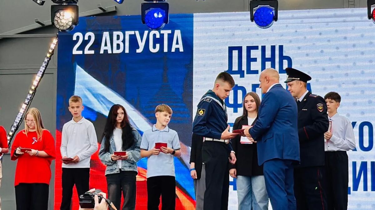 День Государственного флага России: как это было в Ленобласти День Государственного флага России: как это было в Ленобласти