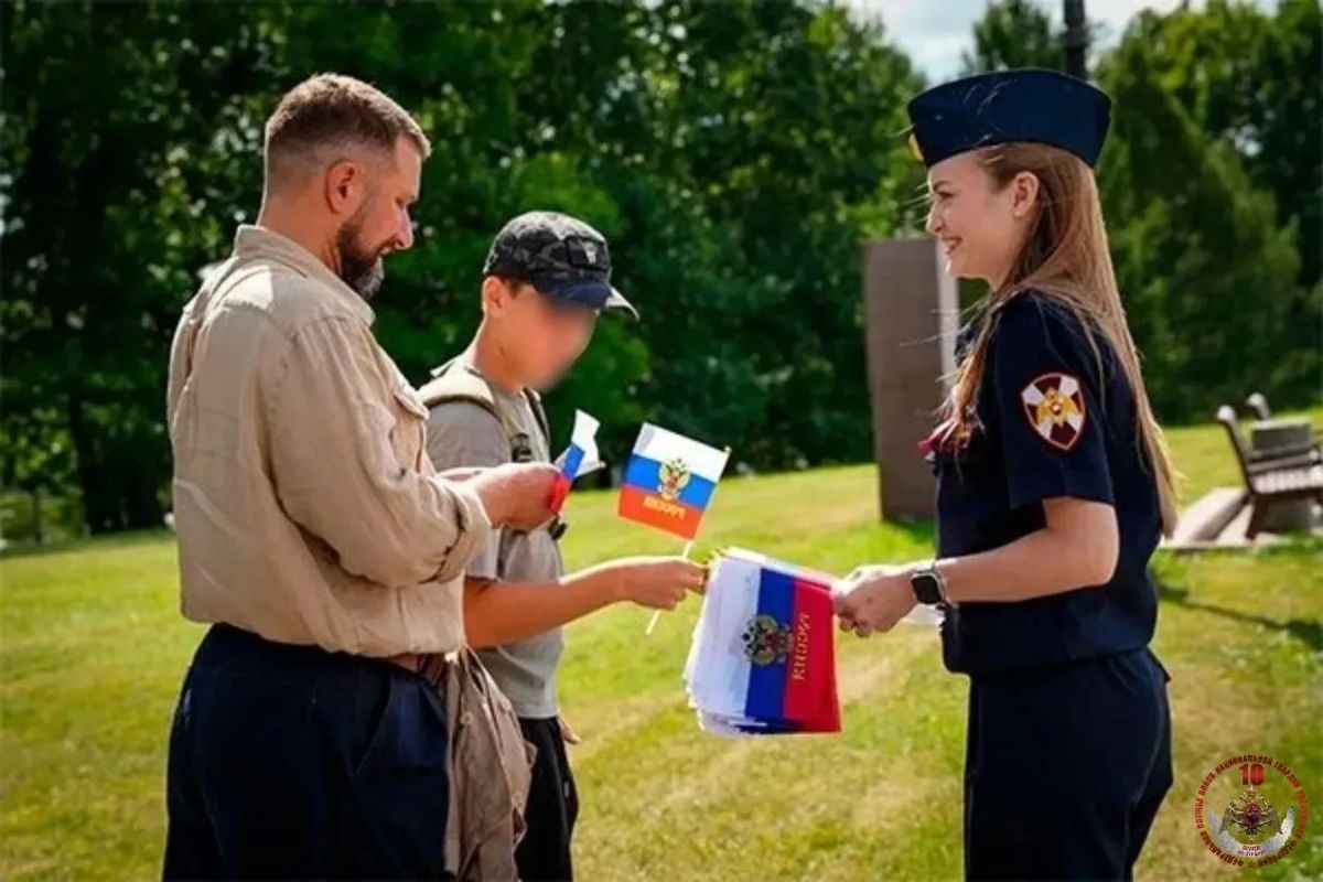 В Росгвардии прошли масштабные патриотические акции ко Дню Государственного флага В Росгвардии прошли масштабные патриотические акции ко Дню Государственного флага