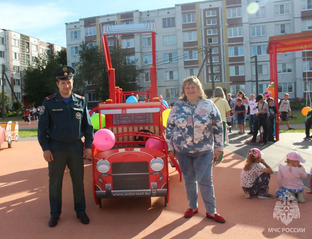 В Оржицах открылась детская игровая площадка в тематике МЧС России В Оржицах открылась детская игровая площадка в тематике МЧС России