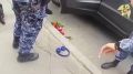 «Романтик» с топором и букетом роз разгромил остановку в Петербурге