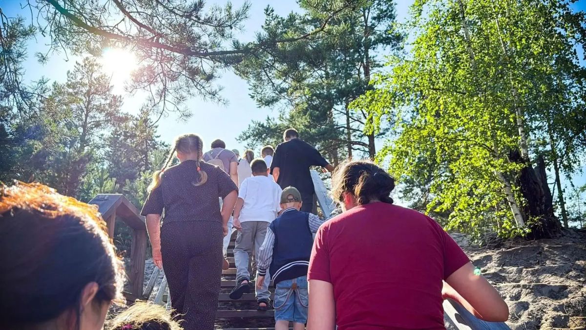 Семьи участников СВО открыли для себя «Долину Выбьи и Лужскую губу» Семьи участников СВО открыли для себя «Долину Выбьи и Лужскую губу»