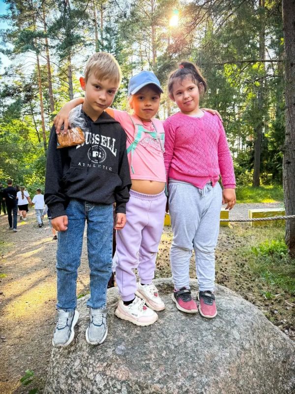 Семьи участников СВО открыли для себя «Долину Выбьи и Лужскую губу» Семьи участников СВО открыли для себя «Долину Выбьи и Лужскую губу»