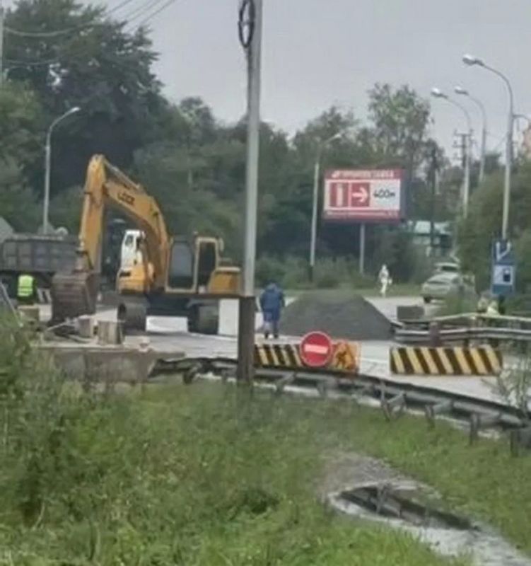 Восточное шоссе в Хабаровске перекрыли из-за размыва дороги