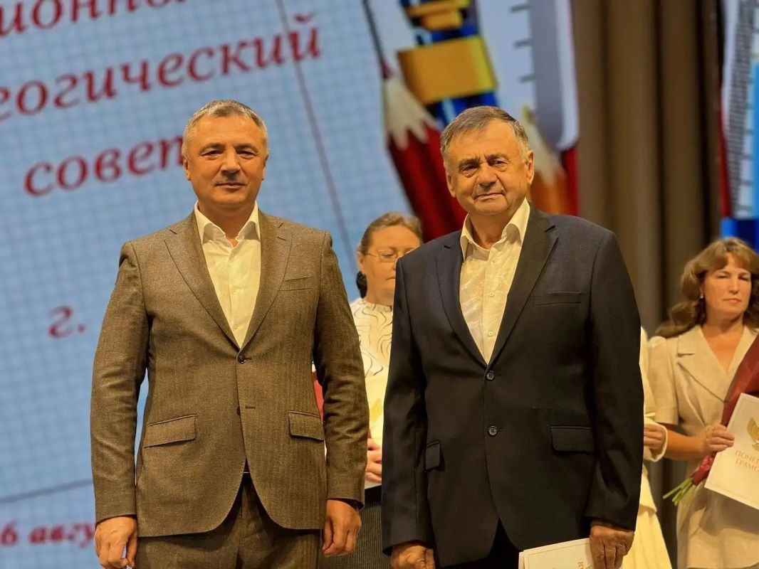 Вице-губернатор Ленинградской области Олег Малащенко принял участие в педагогическом совете Лужского района Вице-губернатор Ленинградской области Олег Малащенко принял участие в педагогическом совете Лужского района