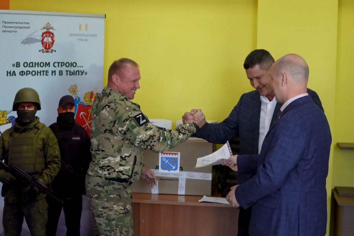 Разведотряд получил новую партию помощи от фонда «Ленинградский рубеж» — военнослужащий с позывным «Никола» во время короткого отдыха забрал для своего подразделения разведывательные БПЛА, средства связи и медицинское... Разведотряд получил новую партию помощи от фонда «Ленинградский рубеж» — военнослужащий с позывным «Никола» во время короткого отдыха забрал для своего подразделения разведывательные БПЛА, средства связи и медицинское...