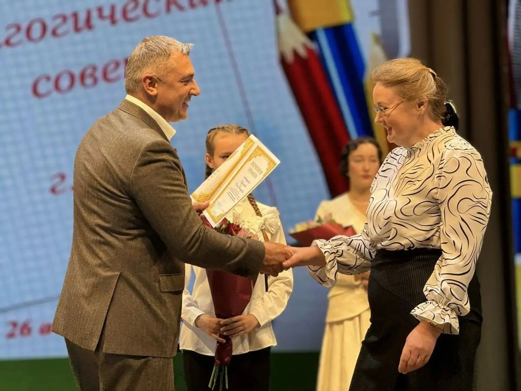 Вице-губернатор Ленинградской области Олег Малащенко принял участие в педагогическом совете Лужского района Вице-губернатор Ленинградской области Олег Малащенко принял участие в педагогическом совете Лужского района
