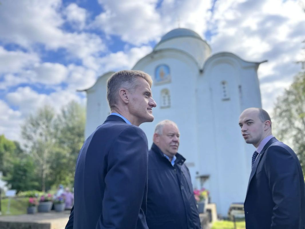 В день Успения Пресвятой Богородицы, в 910-ю годовщину основания старейшей обители региона, Александр Кялин, вице-губернатор по социальным вопросам, передал Староладожскому Свято-Успенскому девичьему монастырю икону святого... В день Успения Пресвятой Богородицы, в 910-ю годовщину основания старейшей обители региона, Александр Кялин, вице-губернатор по социальным вопросам, передал Староладожскому Свято-Успенскому девичьему монастырю икону святого...