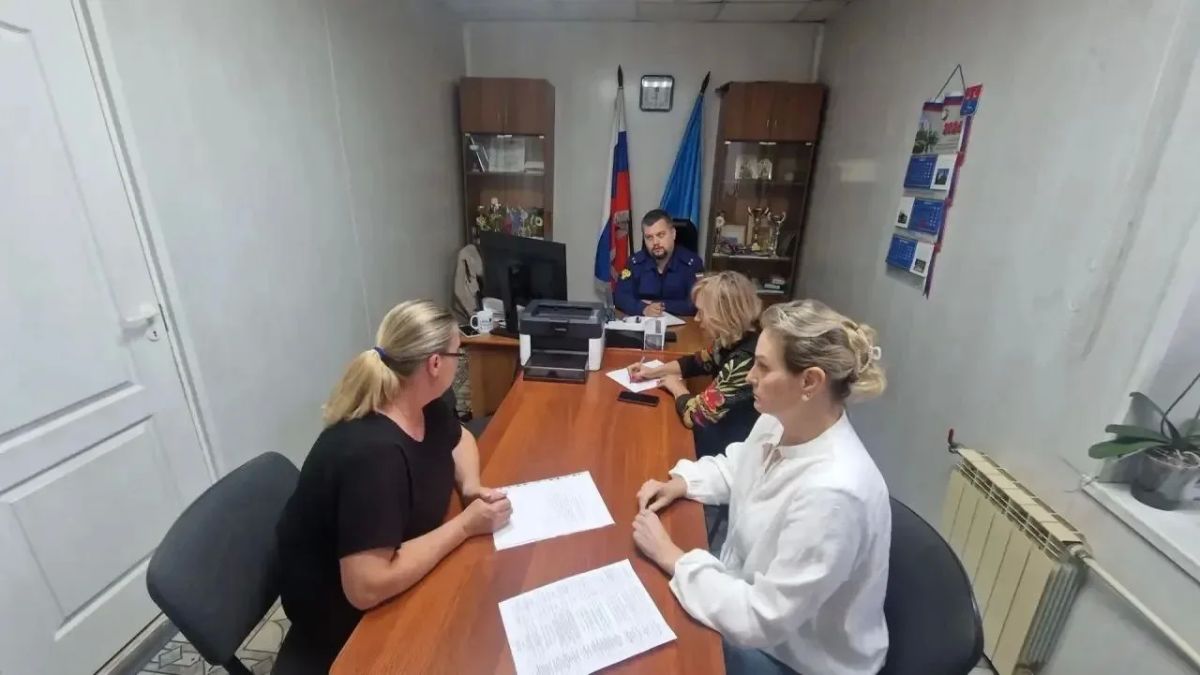 Приозерский городской прокурор Станислав Гузенко провел личный прием жителей Ларионовского сельского поселения Приозерский городской прокурор Станислав Гузенко провел личный прием жителей Ларионовского сельского поселения