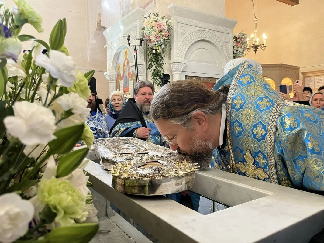 В день Успения Пресвятой Богородицы, в 910-ю годовщину основания старейшей обители региона, Александр Кялин, вице-губернатор по социальным вопросам, передал Староладожскому Свято-Успенскому девичьему монастырю икону святого... В день Успения Пресвятой Богородицы, в 910-ю годовщину основания старейшей обители региона, Александр Кялин, вице-губернатор по социальным вопросам, передал Староладожскому Свято-Успенскому девичьему монастырю икону святого...
