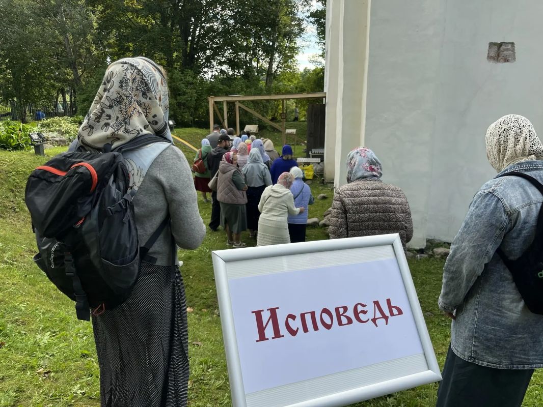 В день Успения Пресвятой Богородицы, в 910-ю годовщину основания старейшей обители региона, Александр Кялин, вице-губернатор по социальным вопросам, передал Староладожскому Свято-Успенскому девичьему монастырю икону святого... В день Успения Пресвятой Богородицы, в 910-ю годовщину основания старейшей обители региона, Александр Кялин, вице-губернатор по социальным вопросам, передал Староладожскому Свято-Успенскому девичьему монастырю икону святого...