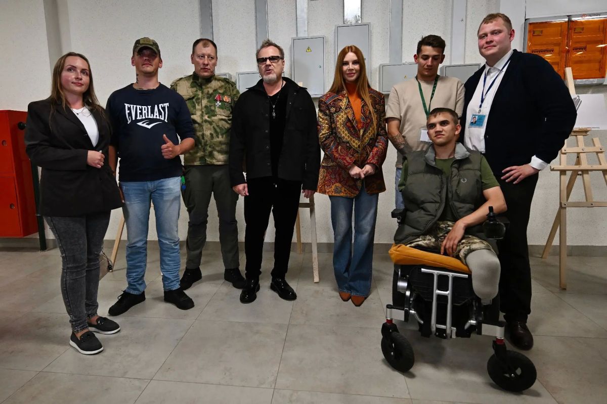 Владимир Пресняков, заслуженный артист Российской Федерации, и Наталья Подольская, российская певица, в День 90-летия Всеволожского района встретились с ветеранами специальной военной операции в Центре зимних видов спорта Владимир Пресняков, заслуженный артист Российской Федерации, и Наталья Подольская, российская певица, в День 90-летия Всеволожского района встретились с ветеранами специальной военной операции в Центре зимних видов спорта