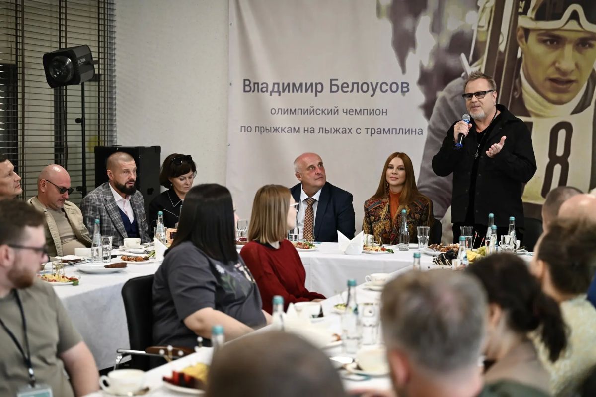 Владимир Пресняков, заслуженный артист Российской Федерации, и Наталья Подольская, российская певица, в День 90-летия Всеволожского района встретились с ветеранами специальной военной операции в Центре зимних видов спорта Владимир Пресняков, заслуженный артист Российской Федерации, и Наталья Подольская, российская певица, в День 90-летия Всеволожского района встретились с ветеранами специальной военной операции в Центре зимних видов спорта