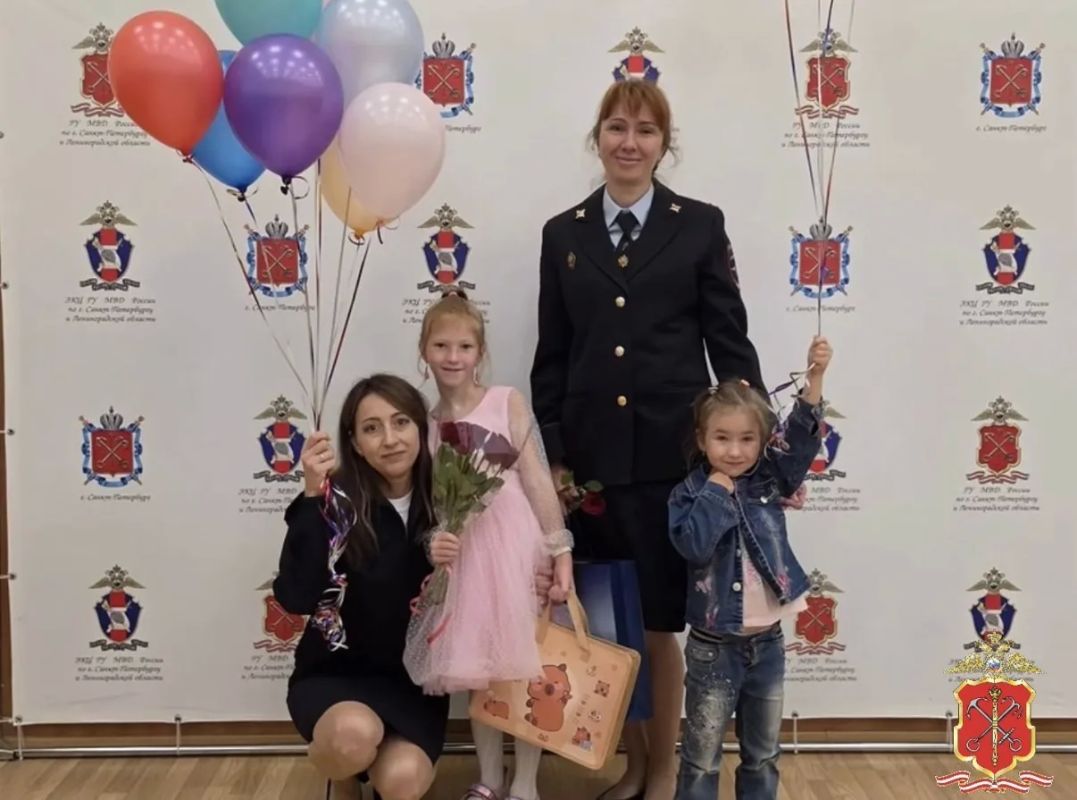В преддверии Дня знаний сотрудники петербургской полиции поздравили будущих первоклассников в рамках акции «В гостях у дяди Степы» В преддверии Дня знаний сотрудники петербургской полиции поздравили будущих первоклассников в рамках акции «В гостях у дяди Степы»
