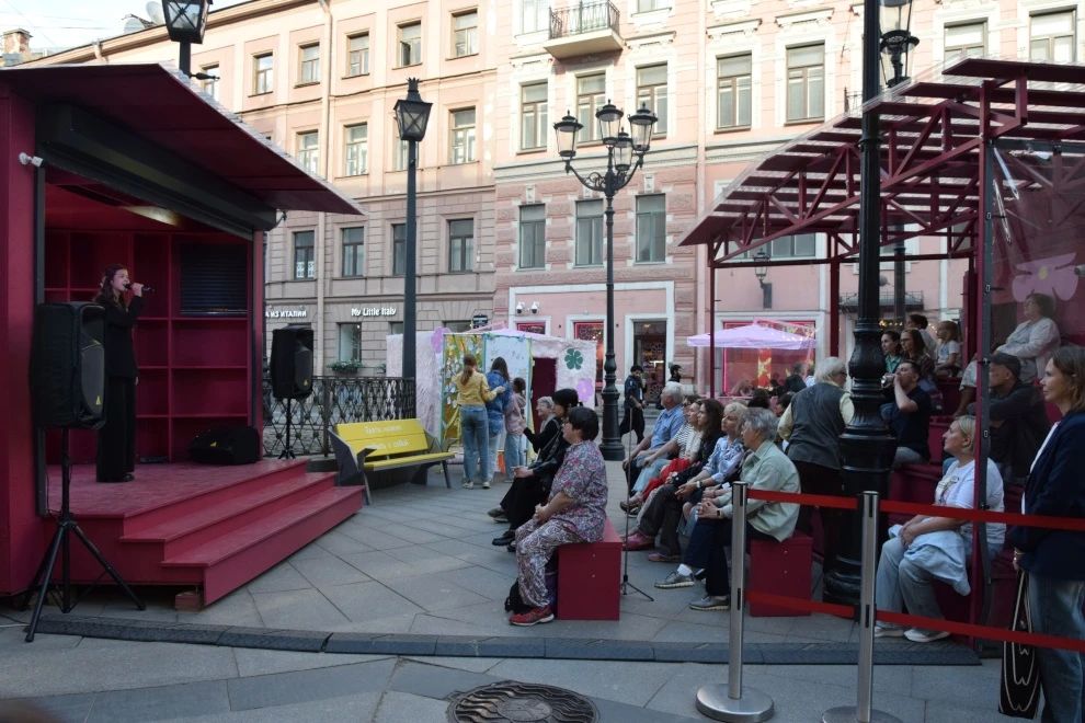 Более 370 тысяч человек посетили летние «Книжные аллеи» Более 370 тысяч человек посетили летние «Книжные аллеи»