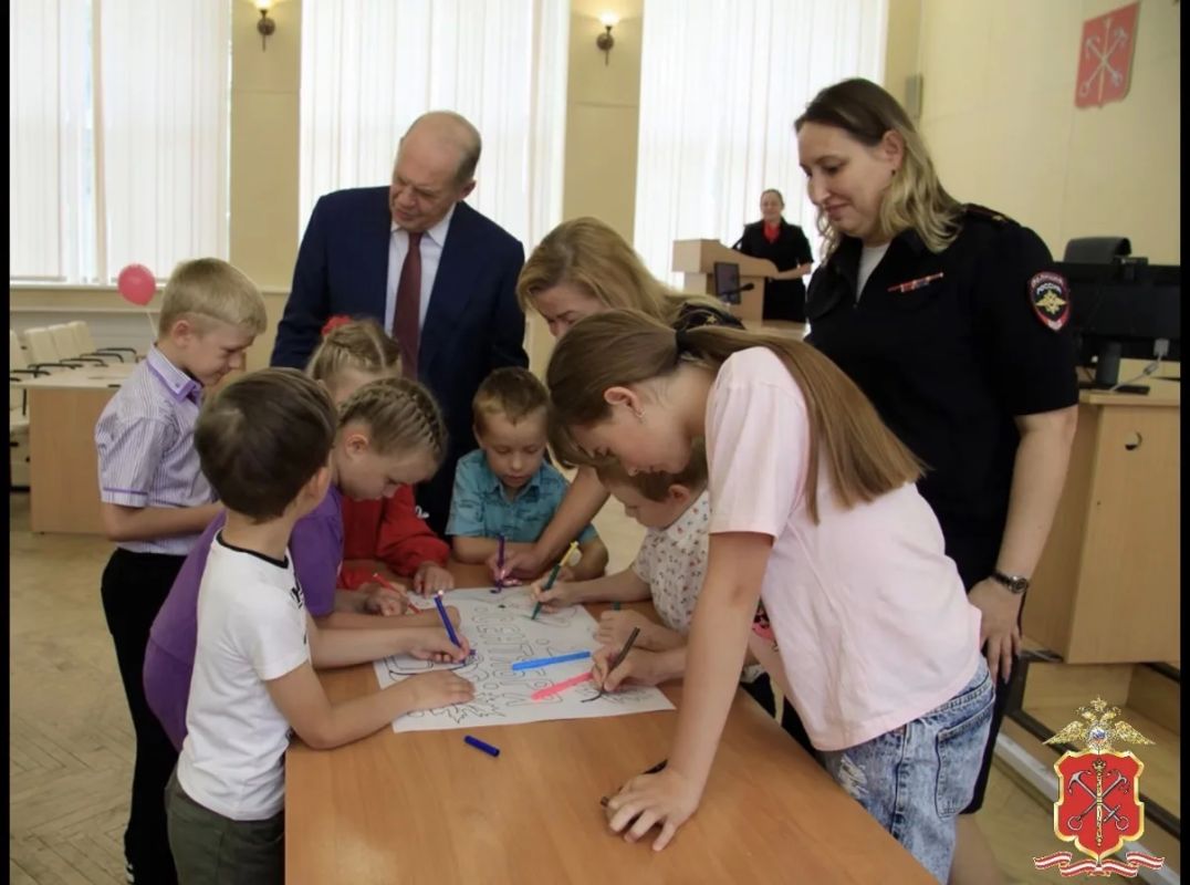 В преддверии Дня знаний сотрудники петербургской полиции поздравили будущих первоклассников в рамках акции «В гостях у дяди Степы» В преддверии Дня знаний сотрудники петербургской полиции поздравили будущих первоклассников в рамках акции «В гостях у дяди Степы»