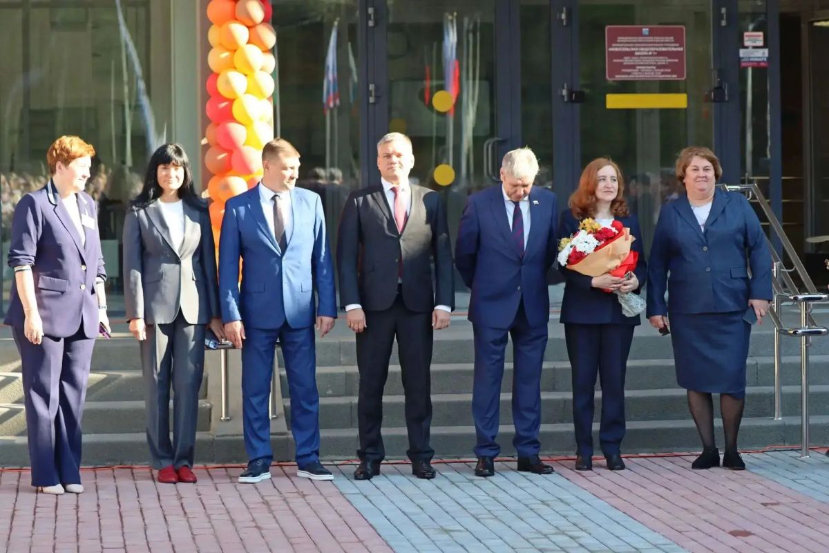 Прокурор Ленинградской области Пётр Забурко принял участие в торжественной линейке МОУ «Новосельская общеобразовательная школа №1» Прокурор Ленинградской области Пётр Забурко принял участие в торжественной линейке МОУ «Новосельская общеобразовательная школа №1»