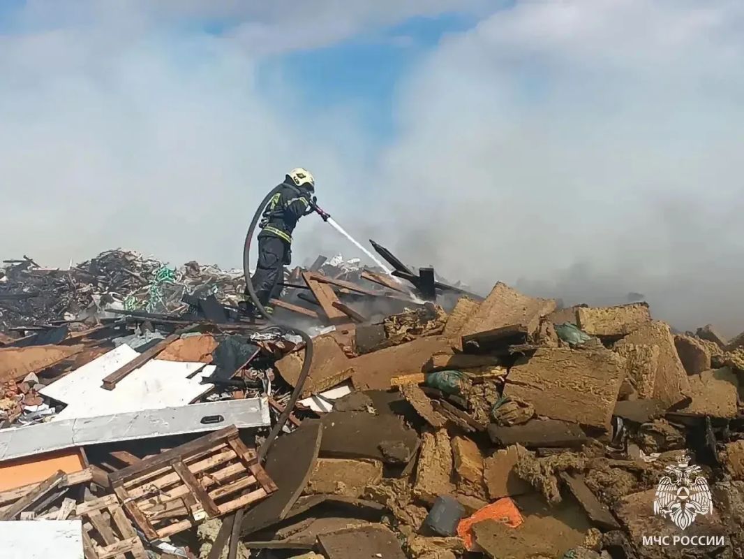 УТОЧНЕНИЕ: ПЛОЩАДЬ ПОЖАРА СНИЖЕНА ДО 320 КВАДРАТНЫХ МЕТРОВ УТОЧНЕНИЕ: ПЛОЩАДЬ ПОЖАРА СНИЖЕНА ДО 320 КВАДРАТНЫХ МЕТРОВ