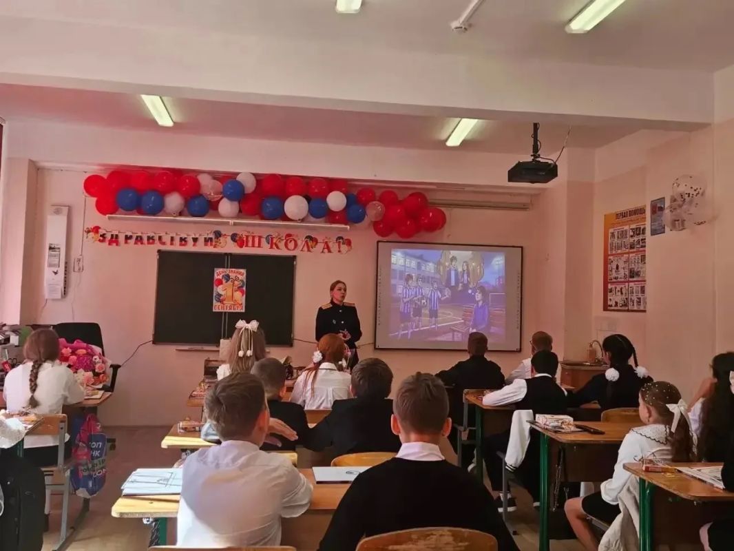 В День знаний следователи Ленинградской области провели «Уроки мужества» для кадет В День знаний следователи Ленинградской области провели «Уроки мужества» для кадет