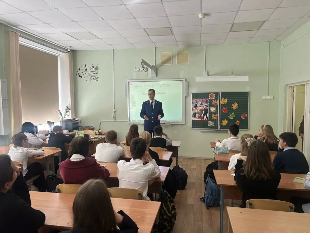 Городские и районные прокуроры Ленинградской области поздравили детей с началом учебного года Городские и районные прокуроры Ленинградской области поздравили детей с началом учебного года