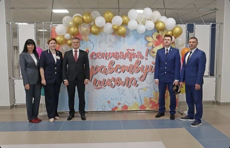 Прокурор Ленинградской области Пётр Забурко принял участие в торжественной линейке МОУ «Новосельская общеобразовательная школа №1» Прокурор Ленинградской области Пётр Забурко принял участие в торжественной линейке МОУ «Новосельская общеобразовательная школа №1»