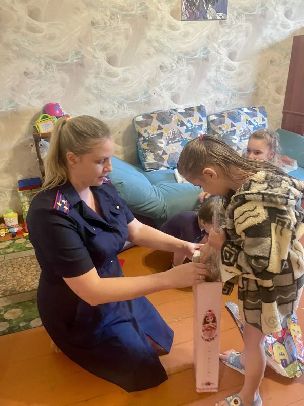 Следователи Кировска поздравили семью погибшего участника специальной военной операции с Днём знаний Следователи Кировска поздравили семью погибшего участника специальной военной операции с Днём знаний