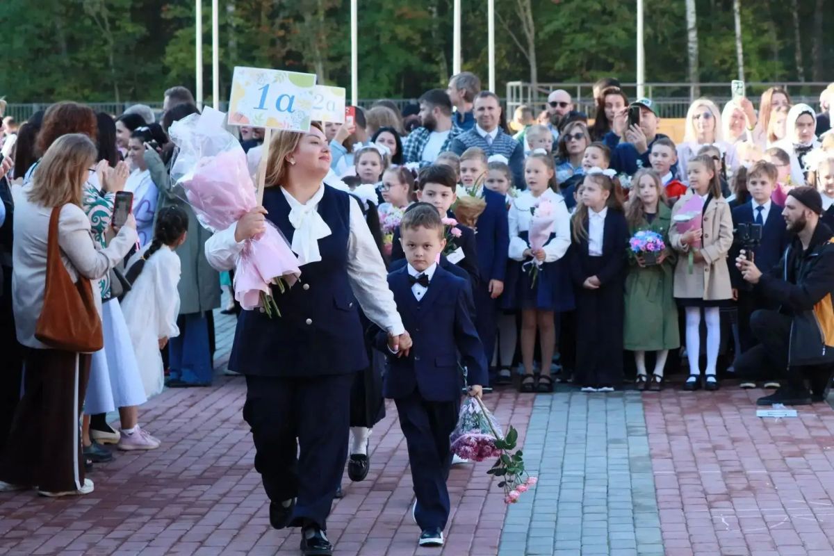 Прокурор Ленинградской области Пётр Забурко принял участие в торжественной линейке МОУ «Новосельская общеобразовательная школа №1» Прокурор Ленинградской области Пётр Забурко принял участие в торжественной линейке МОУ «Новосельская общеобразовательная школа №1»