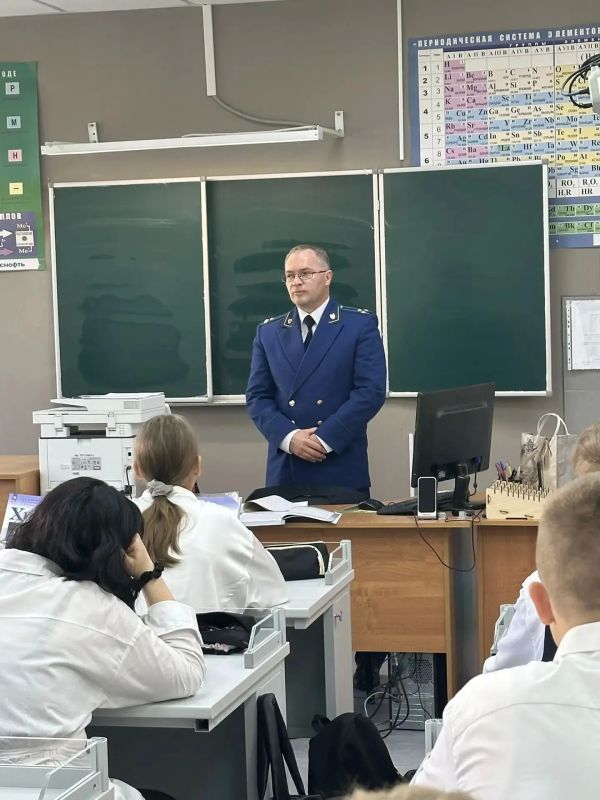 Городские и районные прокуроры Ленинградской области поздравили детей с началом учебного года Городские и районные прокуроры Ленинградской области поздравили детей с началом учебного года