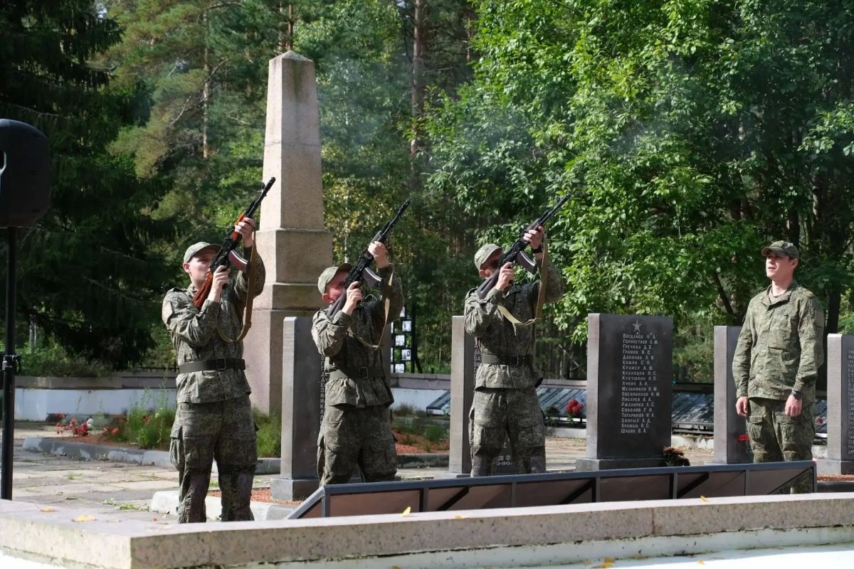 В Кировском районе захоронили останки 216 красноармейцев В Кировском районе захоронили останки 216 красноармейцев