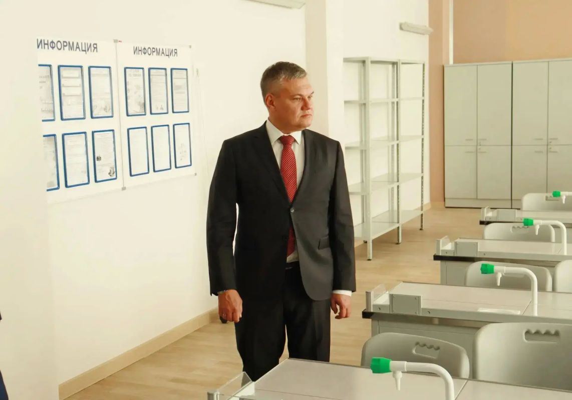 Прокурор Ленинградской области Пётр Забурко принял участие в торжественной линейке МОУ «Новосельская общеобразовательная школа №1» Прокурор Ленинградской области Пётр Забурко принял участие в торжественной линейке МОУ «Новосельская общеобразовательная школа №1»