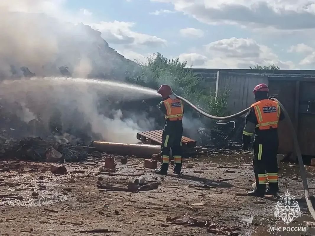 УТОЧНЕНИЕ: ПЛОЩАДЬ ПОЖАРА СНИЖЕНА ДО 320 КВАДРАТНЫХ МЕТРОВ УТОЧНЕНИЕ: ПЛОЩАДЬ ПОЖАРА СНИЖЕНА ДО 320 КВАДРАТНЫХ МЕТРОВ